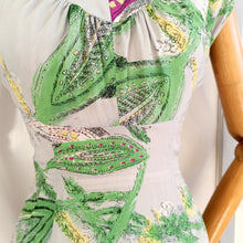 Laden Sie das Bild in den Galerie-Viewer, 1940s - Precious Organic Rayon Gaze Dress - W27 (68cm)
