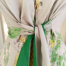 Laden Sie das Bild in den Galerie-Viewer, 1940s - Precious Organic Rayon Gaze Dress - W27 (68cm)
