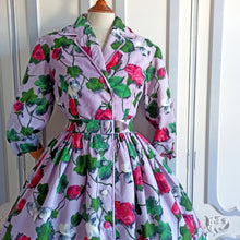 Laden Sie das Bild in den Galerie-Viewer, 1950s - Fabulous Lilac Rose Print Dress - W29 (74cm)
