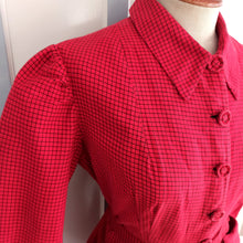 Laden Sie das Bild in den Galerie-Viewer, 1940s - Gorgeous Red Soft Flannel Winter Dress - W32 (82cm)
