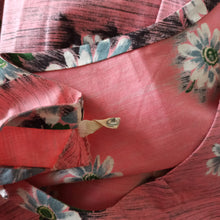 Carica l&#39;immagine nel visualizzatore di Gallery, 1950s -  Stunning Pink Realistic Floral Cotton Dress - W29 (74cm)

