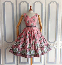 Laden Sie das Bild in den Galerie-Viewer, 1950s -  Stunning Pink Realistic Floral Cotton Dress - W29 (74cm)
