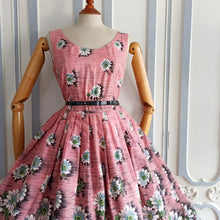 Carica l&#39;immagine nel visualizzatore di Gallery, 1950s -  Stunning Pink Realistic Floral Cotton Dress - W29 (74cm)
