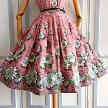 Laden Sie das Bild in den Galerie-Viewer, 1950s -  Stunning Pink Realistic Floral Cotton Dress - W29 (74cm)
