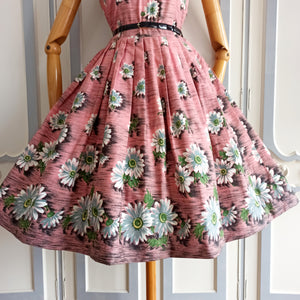 1950s -  Stunning Pink Realistic Floral Cotton Dress - W29 (74cm)