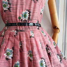 Load image into Gallery viewer, 1950s -  Stunning Pink Realistic Floral Cotton Dress - W29 (74cm)
