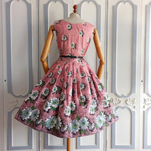 Load image into Gallery viewer, 1950s -  Stunning Pink Realistic Floral Cotton Dress - W29 (74cm)
