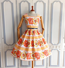 Laden Sie das Bild in den Galerie-Viewer, 1950s - Fabulous Floral Soft Waffle Dress - W28 (72cm)

