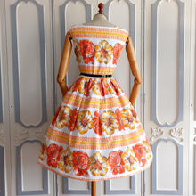 Laden Sie das Bild in den Galerie-Viewer, 1950s - Fabulous Floral Soft Waffle Dress - W28 (72cm)
