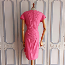 Laden Sie das Bild in den Galerie-Viewer, 1950s 1960s - Stunning 3pc Pink &amp; Black Silk Suit + Duster - W30 (76cm)
