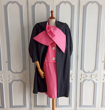 Load image into Gallery viewer, 1950s 1960s - Stunning 3pc Pink &amp; Black Silk Suit + Duster - W30 (76cm)
