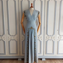 Laden Sie das Bild in den Galerie-Viewer, 1930s - Exquisite Sapphire Blue Sequined Crepe Dress - W26 (66cm)
