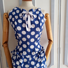 Laden Sie das Bild in den Galerie-Viewer, 1940s - Gorgeous Blue Polkadots Rayon Bolero Dress - W27 (68cm)
