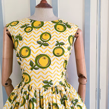 Carica l&#39;immagine nel visualizzatore di Gallery, 1950s - Gorgeous Novelty Print Fruits Dress - W28 (72cm)
