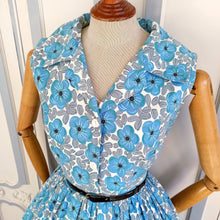 Cargar imagen en el visor de la galería, 1950s - Gorgeous Blue Floral Print Cotton Dress - W26 (66cm)
