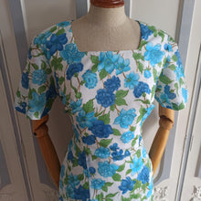 Cargar imagen en el visor de la galería, 1950s 1960s - Gorgeous Floral Print Satin Dress - W36 (92cm)
