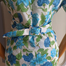 Cargar imagen en el visor de la galería, 1950s 1960s - Gorgeous Floral Print Satin Dress - W36 (92cm)
