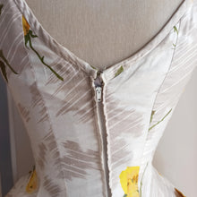 Charger l&#39;image dans la galerie, 1950s - Stunning Yellow Rose Print Cotton Dress - W26 (66cm)
