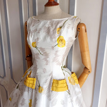 Laden Sie das Bild in den Galerie-Viewer, 1950s - Stunning Yellow Rose Print Cotton Dress - W26 (66cm)
