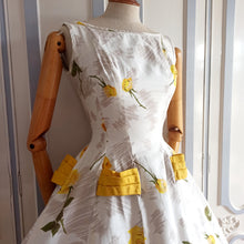 Cargar imagen en el visor de la galería, 1950s - Stunning Yellow Rose Print Cotton Dress - W26 (66cm)

