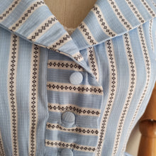 Laden Sie das Bild in den Galerie-Viewer, 1950s - Adorable Shawl Collar Belted Cotton Dress - W29 (74cm)
