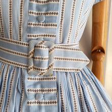 Laden Sie das Bild in den Galerie-Viewer, 1950s - Adorable Shawl Collar Belted Cotton Dress - W29 (74cm)
