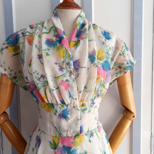 Laden Sie das Bild in den Galerie-Viewer, 1940s - Spectacular Floral Print Sheer/Nylon Dress - W29 (74cm)
