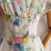 Cargar imagen en el visor de la galería, 1940s - Spectacular Floral Print Sheer/Nylon Dress - W29 (74cm)
