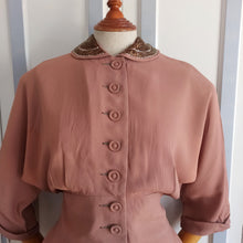 Cargar imagen en el visor de la galería, 1940s - Ed-Mar, USA - Spectacular Beaded Crepe Jacket - W30&quot; (76cm)
