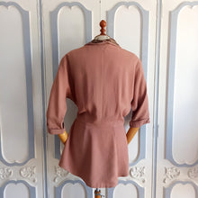 Laden Sie das Bild in den Galerie-Viewer, 1940s - Ed-Mar, USA - Spectacular Beaded Crepe Jacket - W30&quot; (76cm)
