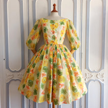 Cargar imagen en el visor de la galería, 1950s  - Precious Colorful Springtime Smoked Coton Dress - W23 (58cm)
