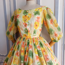 Cargar imagen en el visor de la galería, 1950s  - Precious Colorful Springtime Smoked Coton Dress - W23 (58cm)
