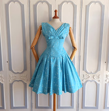 Laden Sie das Bild in den Galerie-Viewer, 1950s - Gorgeous Blue Floral Print Cotton Day Dress - W26 (66cm)
