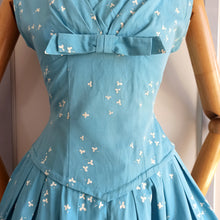 Cargar imagen en el visor de la galería, 1950s - Gorgeous Blue Floral Print Cotton Day Dress - W26 (66cm)
