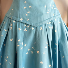 Laden Sie das Bild in den Galerie-Viewer, 1950s - Gorgeous Blue Floral Print Cotton Day Dress - W26 (66cm)
