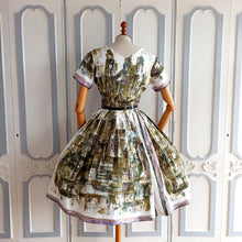 Laden Sie das Bild in den Galerie-Viewer, 1950s - Exquisite Novelty Print Silk Dress - W24.5 (62cm)
