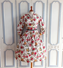 Charger l&#39;image dans la galerie, 1950s - Stunning Realistic Rose Print Crepe Dress - W32 (82cm)
