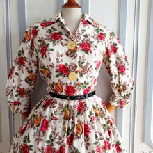 Charger l&#39;image dans la galerie, 1950s - Stunning Realistic Rose Print Crepe Dress - W32 (82cm)
