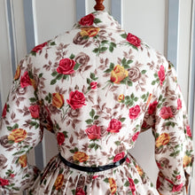 Carica l&#39;immagine nel visualizzatore di Gallery, 1950s - Stunning Realistic Rose Print Crepe Dress - W32 (82cm)
