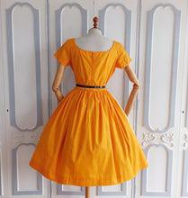 Cargar imagen en el visor de la galería, 1950s - Teena Paige, USA - Adorable Orange Cotton Dress - W27 (68cm)
