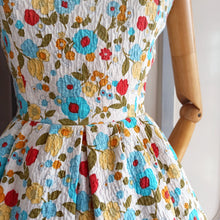 Load image into Gallery viewer, 1950s 1960s - Colorful Floral 2pc Textured Cotton Set - W26 (66cm)
