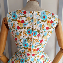 Cargar imagen en el visor de la galería, 1950s 1960s - Colorful Floral 2pc Textured Cotton Set - W26 (66cm)
