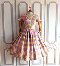Laden Sie das Bild in den Galerie-Viewer, 1950s - Adorable Colorful Cotton Day Dress - W29 (74cm)
