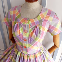 Load image into Gallery viewer, 1950s - Adorable Colorful Cotton Day Dress - W29 (74cm)
