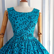 Laden Sie das Bild in den Galerie-Viewer, 1950s - Stunner Soft Corduroy Petrol Dress - W26/27 (66/68cm)
