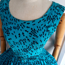Cargar imagen en el visor de la galería, 1950s - Stunner Soft Corduroy Petrol Dress - W26/27 (66/68cm)
