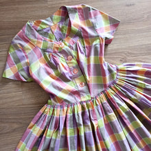 Laden Sie das Bild in den Galerie-Viewer, 1950s - Adorable Colorful Cotton Day Dress - W29 (74cm)

