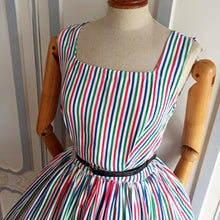 Cargar imagen en el visor de la galería, 1950s - Adorable Colorful Striped Cotton Day Dress - W27 (68cm)
