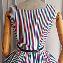 Laden Sie das Bild in den Galerie-Viewer, 1950s - Adorable Colorful Striped Cotton Day Dress - W27 (68cm)
