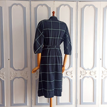 Laden Sie das Bild in den Galerie-Viewer, 1940s - Stunning Black &amp; Green Winter Wool Dress - W28 (70cm)
